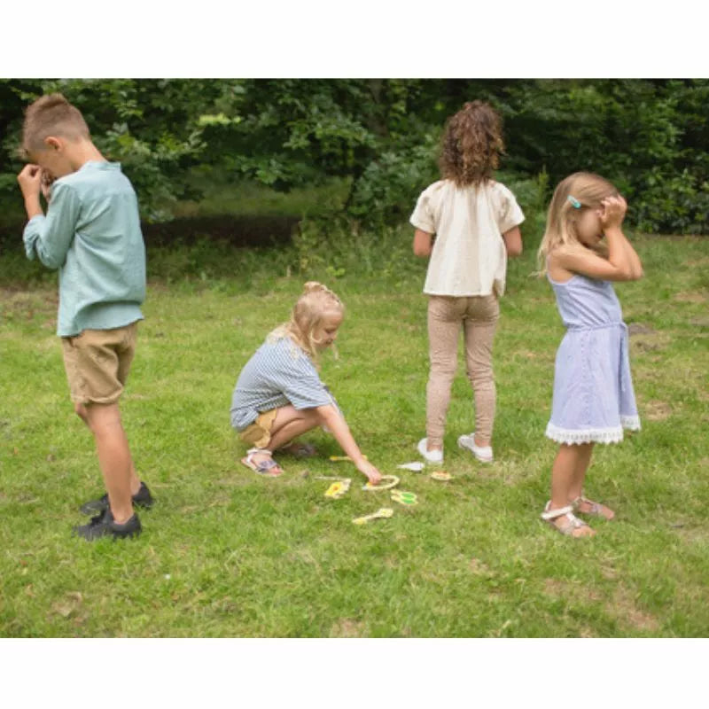 A group of people standing around Buitenspeel The Thief Memory Game.