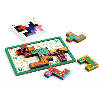 Introducing the *Djeco Sologic Pentanimo*, a vibrant animal-themed puzzle game featuring uniquely shaped pieces on a grid board. With figures like a giraffe and bird already in position, an alligator and fox eagerly await your strategic placement. A solution card sits in the top left to guide you through this multi-level challenge designed to enhance your deduction skills.