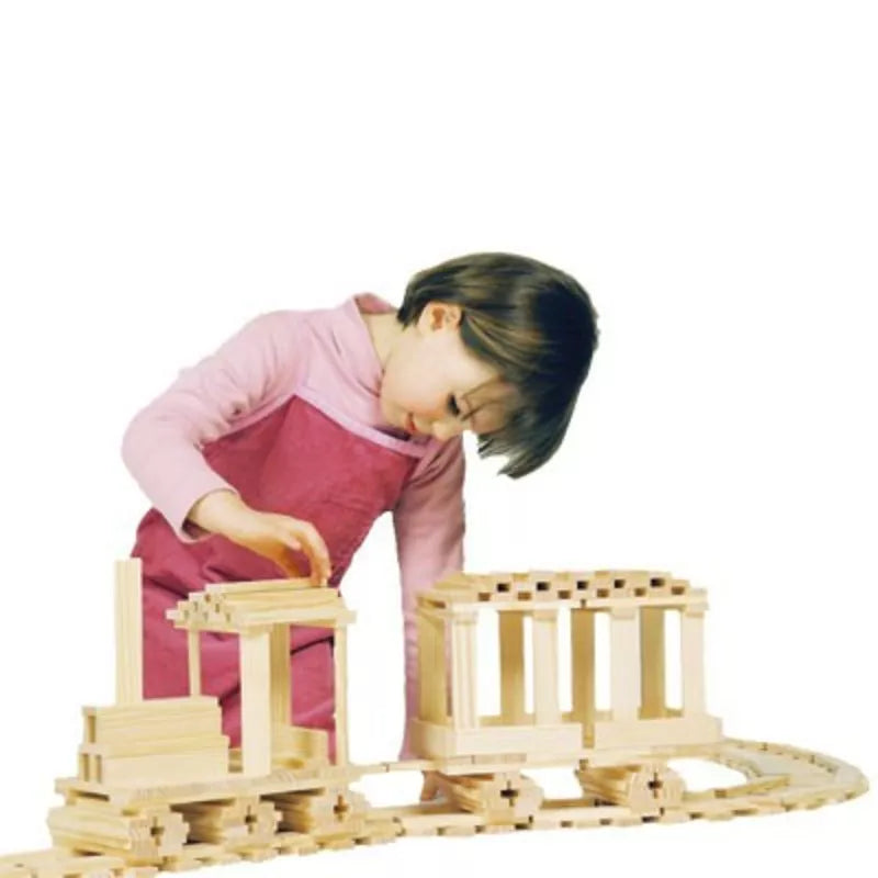 A little girl playing with KAPLA® Construction 200 Planks.