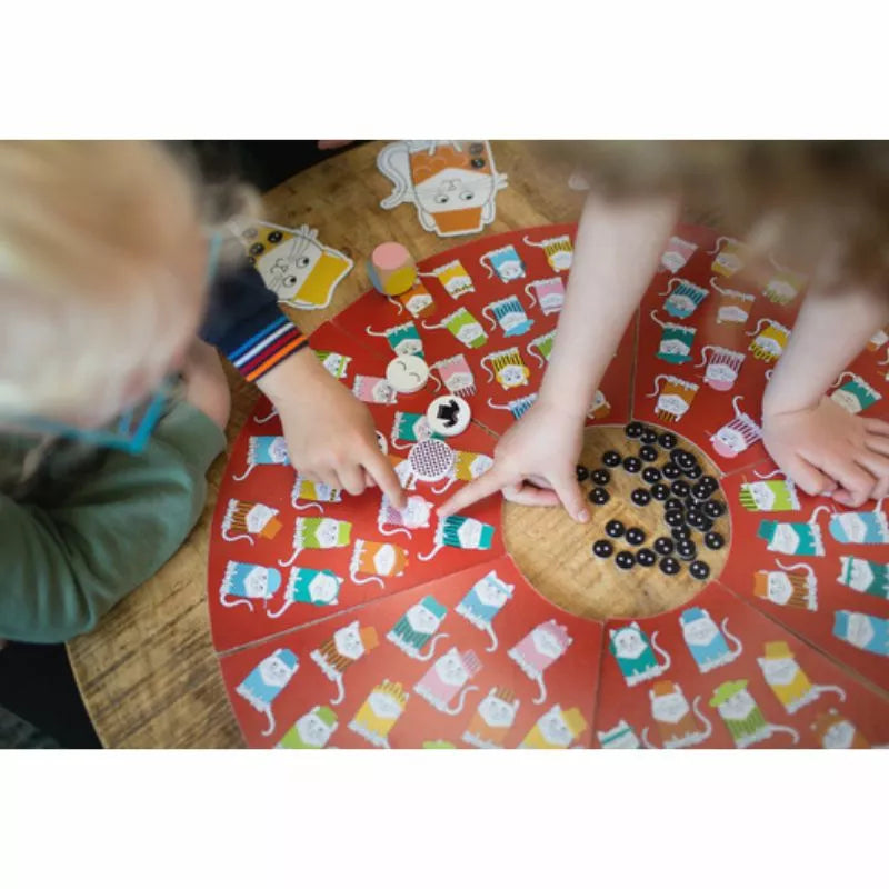 A group of children playing the Buitenspeel Cats in Hats Observation Game on a table.