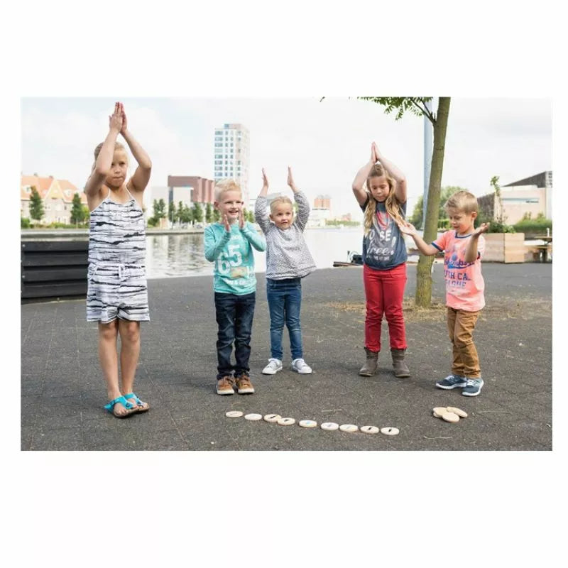 A group of young children playing Buitenspeel Moves! Active Play together.